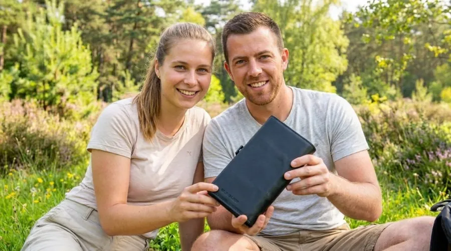 Een koppel met de Sunslice Electron tijdens een uitstap in de natuur